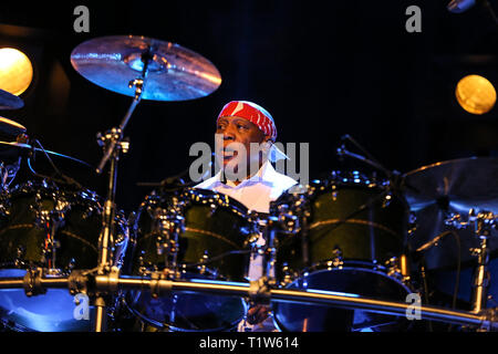 CRACOW POLONIA - MARZO 16, 2016: famoso batterista americano Billy Cobham dal vivo sul palco in ghiaccio Cracow Polonia Foto Stock