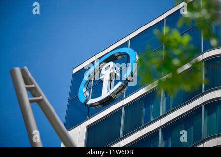 Und Kuehne Nagel, Grosser Grasbrook, Hafencity di Amburgo, Deutschland, Kühne und Nagel Foto Stock