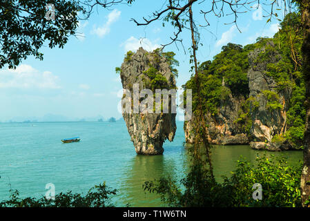 Famosa Khao Ta-Pu rock a Khao Antonello Kan nel Parco Nazionale di Phang Nga Bay. L'isola è conosciuta come l'Isola di James Bond dal film "L'uomo Foto Stock