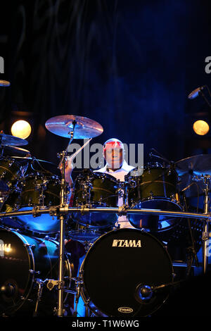 CRACOW POLONIA - MARZO 16, 2016: famoso batterista americano Billy Cobham dal vivo sul palco in ghiaccio Cracow Polonia Foto Stock