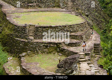 Colombia: Ciudad Perdida. Nativo della famiglia colombiano sul sito archeologico di una città antica in Colombia della Sierra Nevada fondata circa 800 CE, alcuni Foto Stock