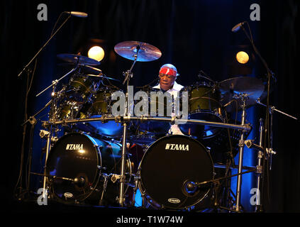 CRACOW POLONIA - MARZO 16, 2016: famoso batterista americano Billy Cobham dal vivo sul palco in ghiaccio Cracow Polonia Foto Stock