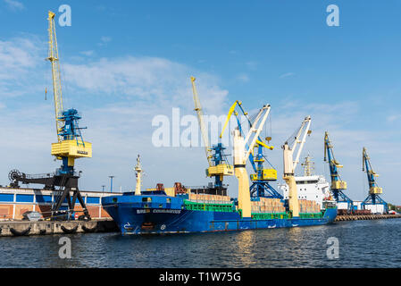 Nave da carico, gru, porto d'oltremare, Wismar, Meclemburgo-Pomerania Occidentale, Germania Foto Stock