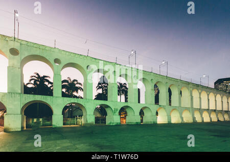 Coloniali del XIX secolo archi di Lapa, Rio de Janeiro, Brasile durante la notte Foto Stock