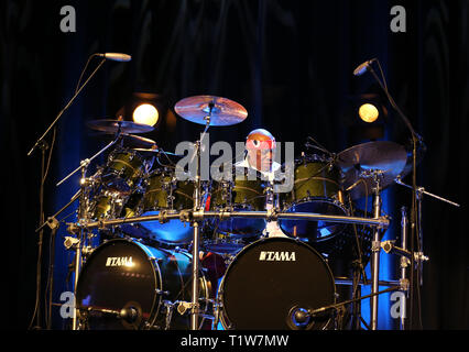 CRACOW POLONIA - MARZO 16, 2016: famoso batterista americano Billy Cobham dal vivo sul palco in ghiaccio Cracow Polonia Foto Stock