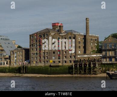 Appartamenti convertito da un vecchio magazzino sul fiume Tamigi, Londra, Inghilterra. Foto Stock