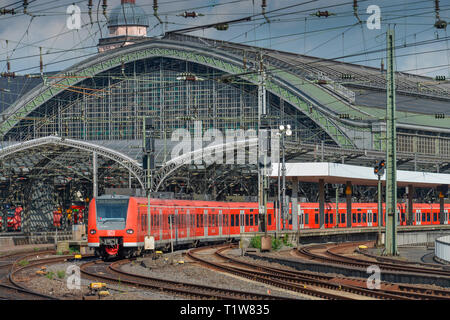 Regionalbahn, Einfahrt zum Hauptbahnhof, Koeln, Nordrhein-Westfalen, Deutschland Foto Stock