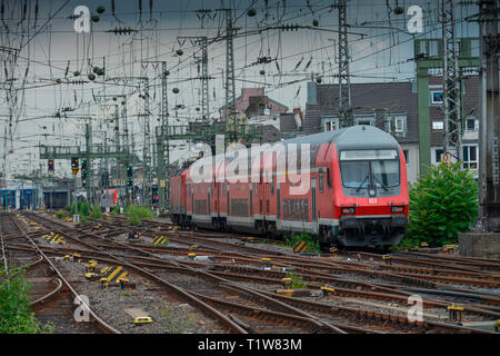 Regionalbahn, Einfahrt zum Hauptbahnhof, Koeln, Nordrhein-Westfalen, Deutschland Foto Stock