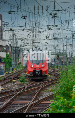Regionalbahn, Einfahrt zum Hauptbahnhof, Koeln, Nordrhein-Westfalen, Deutschland Foto Stock