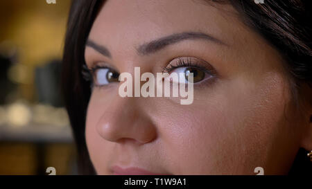 Close-up verticale nel profilo della bella di mezza età sovrappeso donna guardando serenamente nella fotocamera su office background. Foto Stock