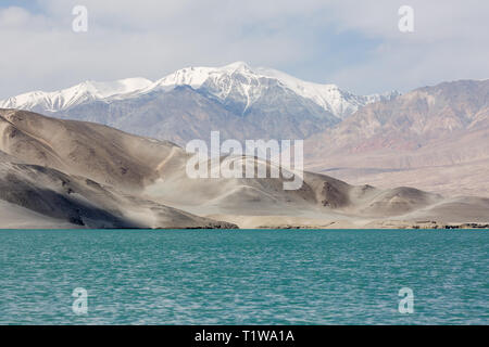 Le montagne in fiume Bulunkou II, Karakorum Highway (Karakoram Highway, provincia dello Xinjiang, Cina) Foto Stock