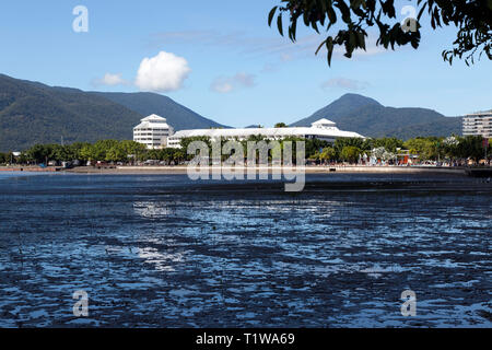 Cairns Pier centro commerciale Waterfront e esplanade, visto dal lungomare, Queensland, Australia Foto Stock