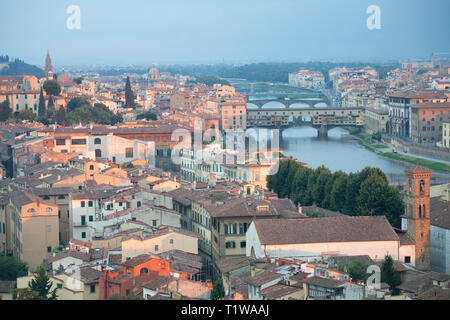 Vista in elevazione su Firenze verso il Ponte Vecchio attraversando il fiume Arno dal Piazzale Michelangelo viewpoint a sunrise. Foto Stock