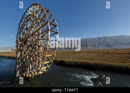 Ruota di acqua in Tashgurkan (Karakoram Highway, provincia dello Xinjiang, Cina) Foto Stock