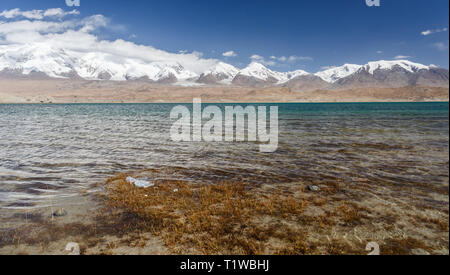 Panorama di Pamir gamma di montagna al Lago Karakul. L'altitudine del lago è a circa 3.600 metri. Lungo il Karakorum / Karakoram Highway. Foto Stock