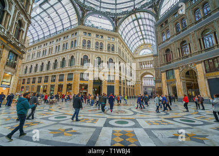 Napoli, Italia - 05 November, 2018 - Galleria Umberto I, un pubblico galleria per lo shopping a Napoli e i suoi interni Foto Stock