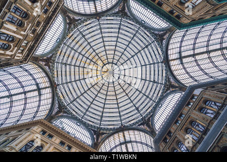 Napoli, Italia - 05 November, 2018 - Galleria Umberto I, un pubblico galleria per lo shopping a Napoli e i suoi interni Foto Stock