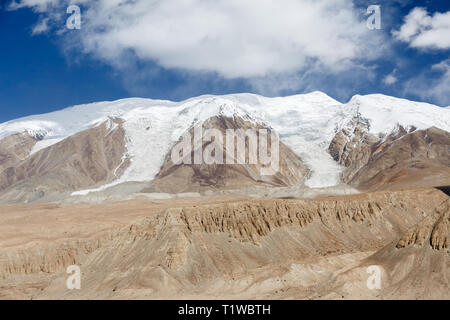 Montagne lungo la Karakoram Highway (provincia dello Xinjiang, Cina) Foto Stock