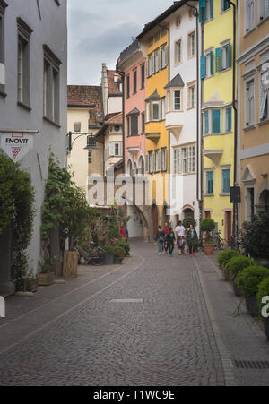 BOLZANO BOZEN, Italia - 1 Maggio 2018: la strada di Bolzano, Alto Adige, Italia Foto Stock