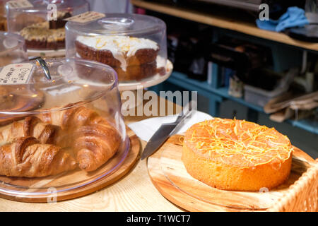 Torte e pasticcini a Wiveton Hall Frutticolo cafe in North Norfolk, Inghilterra. Foto Stock