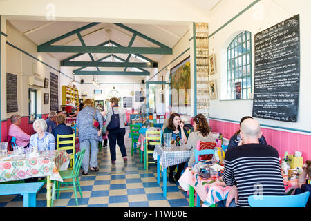 Persone mangiare il pranzo presso la Sala Wiveton azienda frutticola in North Norfolk, Inghilterra. Foto Stock