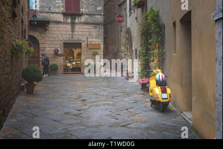 Moto parcheggiate sulla strada colorato a Pienza, Toscana, Italia Foto Stock