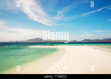 Spiaggia di sabbia bianca con tradizionale filippina di bangka barca, acque turchesi e sandbar, Bulog isola, Filippine. Foto Stock