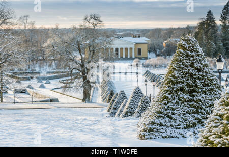 Vista della coperta di neve Orangerie dell Università di Uppsala Giardino Botanico in inverno, Uppsala, Svezia e Scandinavia. Foto Stock