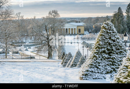 Vista della coperta di neve Orangerie dell Università di Uppsala Giardino Botanico in inverno, Uppsala, Svezia e Scandinavia. Foto Stock