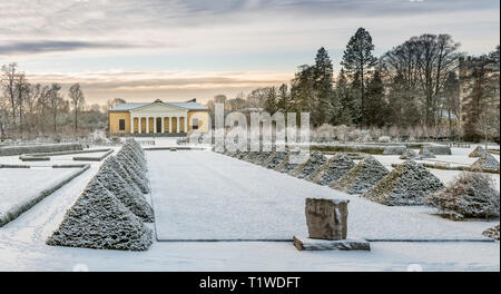 Vista della coperta di neve Orangerie dell Università di Uppsala Giardino Botanico in inverno, Uppsala, Svezia e Scandinavia. Foto Stock