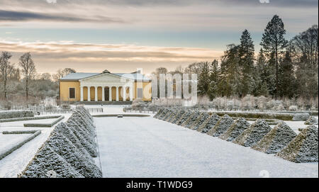 Vista della coperta di neve Orangerie dell Università di Uppsala Giardino Botanico in inverno, Uppsala, Svezia e Scandinavia. Foto Stock