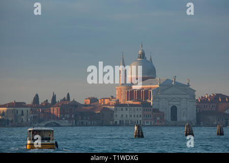 Il Redentore su un vago mattina con il traffico sul canale Foto Stock