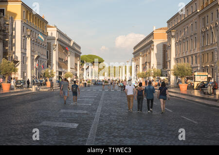 Città del Vaticano, Italia- 25 Agosto: la folla di turisti waliking vicino a Piazza San Pietro in Vaticano il 25 agosto 2018. Foto Stock