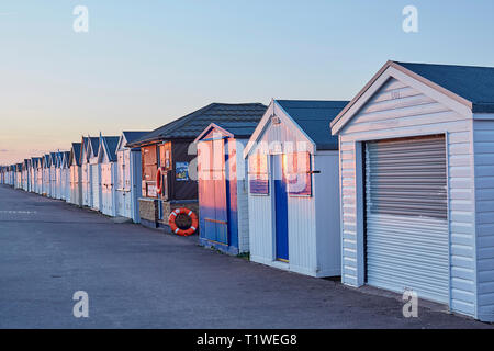 Beach case su una fila al tramonto a Southend on Sea, Essex, Regno Unito Foto Stock