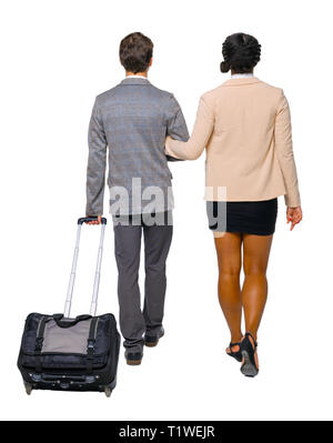 Vista posteriore di interracial andando giovane con la valigia. Vista posteriore di raccolta persone. vista posteriore di persona. Isolato su sfondo bianco. Il marito e la Foto Stock
