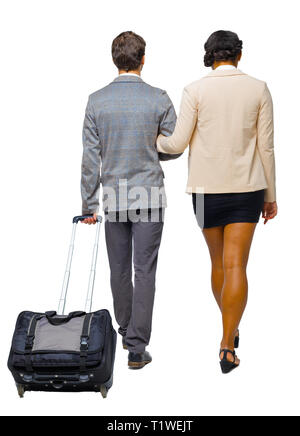 Vista posteriore di interracial andando giovane con la valigia. Vista posteriore di raccolta persone. vista posteriore di persona. Isolato su sfondo bianco. Un paio di Foto Stock