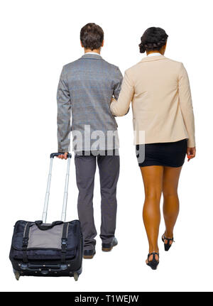 Vista posteriore di interracial andando giovane con la valigia. Vista posteriore di raccolta persone. vista posteriore di persona. Isolato su sfondo bianco. Il marito e la Foto Stock