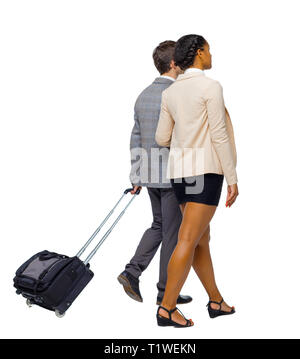 Vista posteriore di interracial andando giovane con la valigia. Vista posteriore di raccolta persone. vista posteriore di persona. Isolato su sfondo bianco. Business co Foto Stock