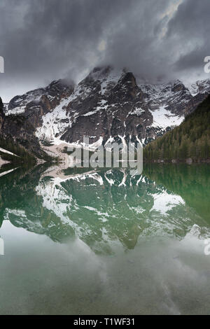 Grande lago alpino di Braies (Lago di Braies). Magia e una stupenda scena. Popolare attrazione turistica. Ubicazione Posto Dolomiti, il parco nazionale di Fanes-Sennes- Foto Stock