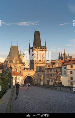 Praga, Repubblica Ceca - 11 Settembre 2018: la gente che camminava sul Ponte Carlo a Praga Repubblica Ceca.Charles Bridge è un famoso storico bridg Foto Stock