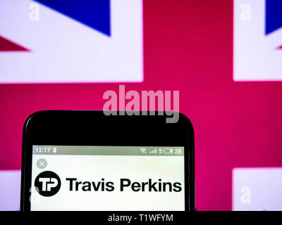 In questa foto illustrazione un Travis perkins plc logo che si vede visualizzato su un telefono intelligente. Foto Stock