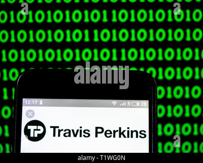 In questa foto illustrazione un Travis perkins plc logo che si vede visualizzato su un telefono intelligente. Foto Stock