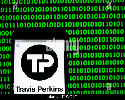 In questa foto illustrazione un Travis perkins plc logo che si vede visualizzato su un telefono intelligente. Foto Stock