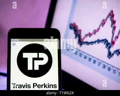 In questa foto illustrazione un Travis perkins plc logo che si vede visualizzato su un telefono intelligente. Foto Stock