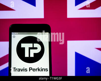 In questa foto illustrazione un Travis perkins plc logo che si vede visualizzato su un telefono intelligente. Foto Stock