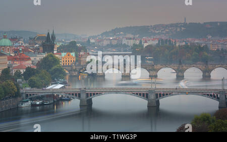 Famosa immagine iconica del Ponte Carlo, Praga, Repubblica Ceca. Concetto di world travel, visite turistiche e turismo. Foto Stock