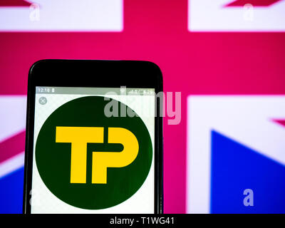 In questa foto illustrazione un Travis perkins plc logo che si vede visualizzato su un telefono intelligente. Foto Stock