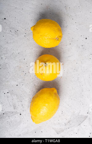 Alla moda di brutto limoni organico sul tavolo. Orientamento verticale Foto Stock