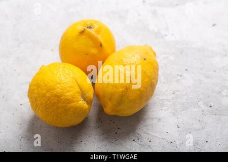 Alla moda di brutto limoni organico sul tavolo. Orientamento orizzontale Foto Stock