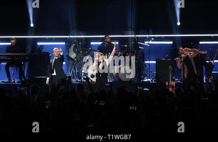 (Da sinistra a destra) Gary Barlow, Mark Owen e Howard Donald di prendere che eseguire al Teenage Cancer Trust concerto, Royal Albert Hall di Londra. Premere l'associazione. Picture Data: giovedì 28 marzo, 2019. Foto di credito dovrebbe leggere: Isabel Infantes/PA FILO Foto Stock